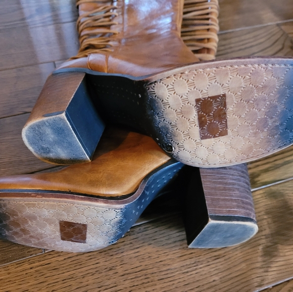 Boots, NWOT, never worn only tried on in house. Beautiful colour boots Size 6.5. - Picture 4 of 6